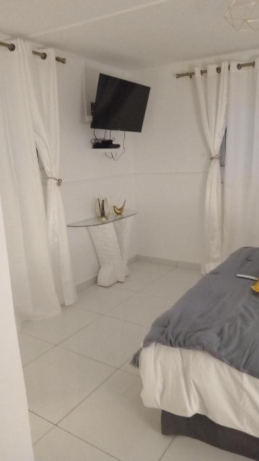 L'Instant Present Bed & Breakfast Le Moule Bagian luar foto