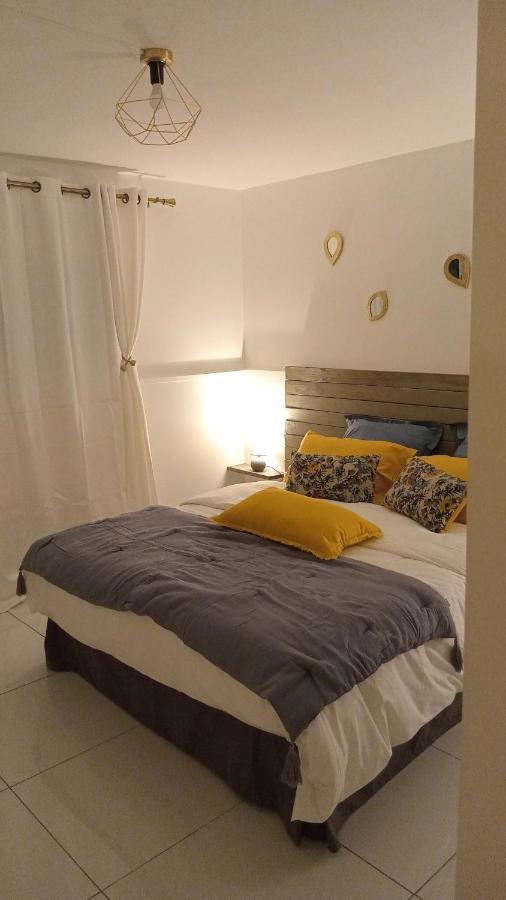 L'Instant Present Bed & Breakfast Le Moule Bagian luar foto