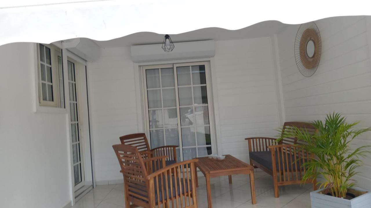 L'Instant Present Bed & Breakfast Le Moule Bagian luar foto