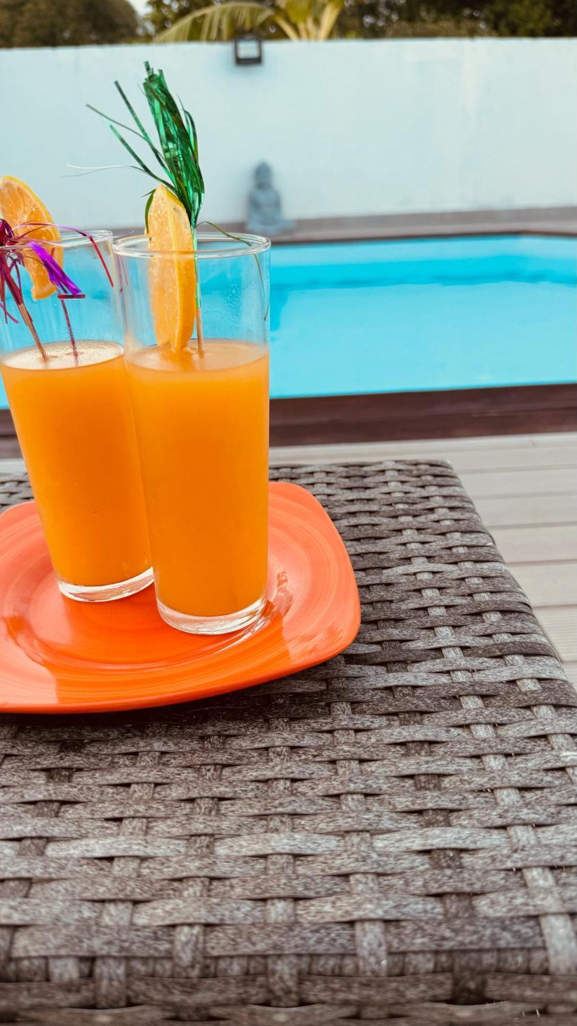 L'Instant Present Bed & Breakfast Le Moule Bagian luar foto